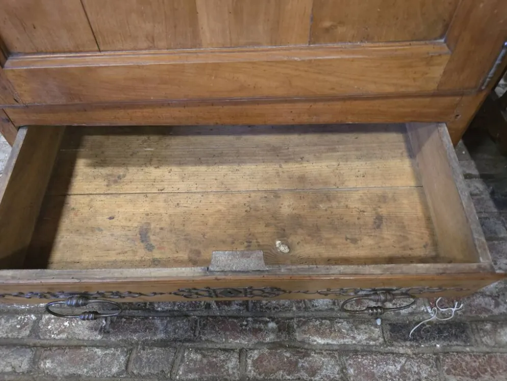 Armoire Bonnetière en noyer 18 eme
