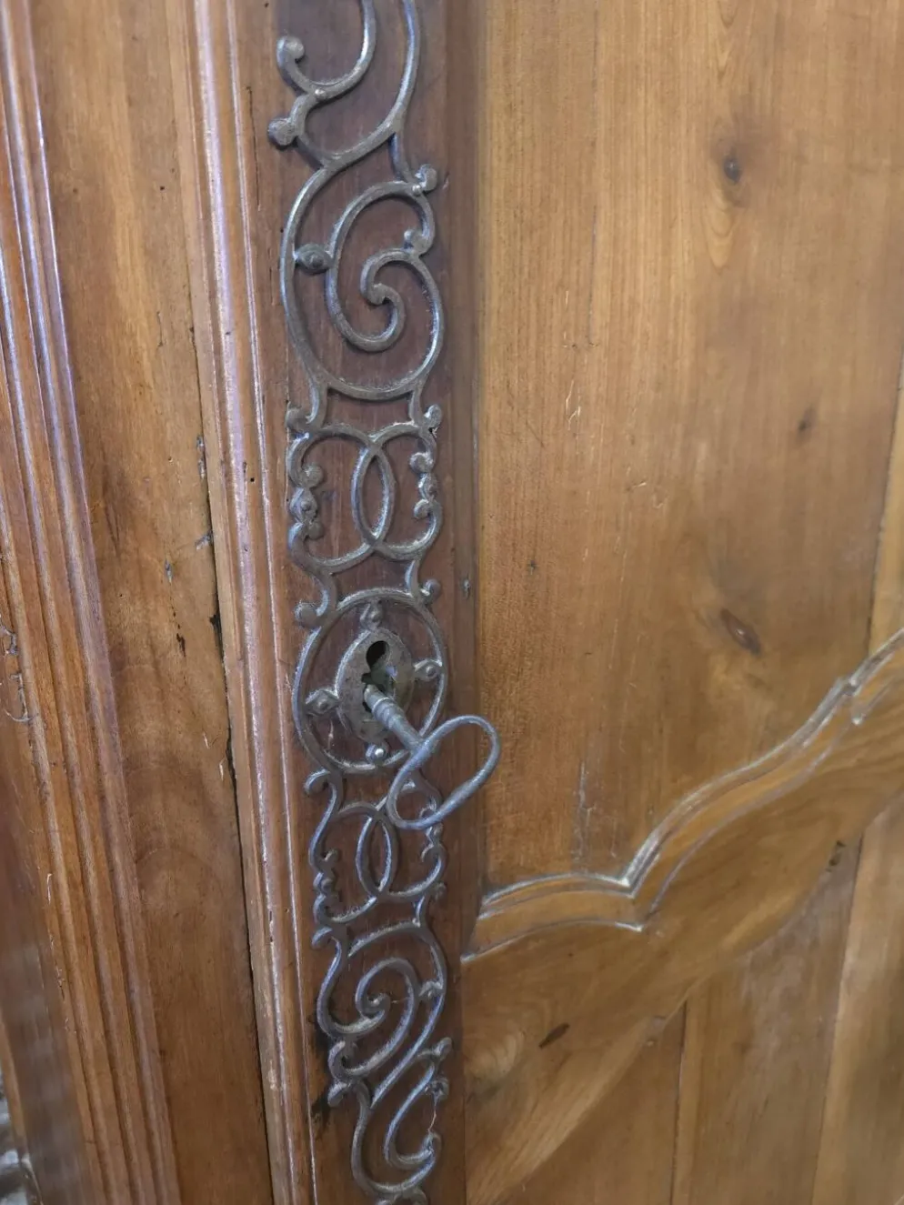 Armoire Bonnetière en noyer 18 eme