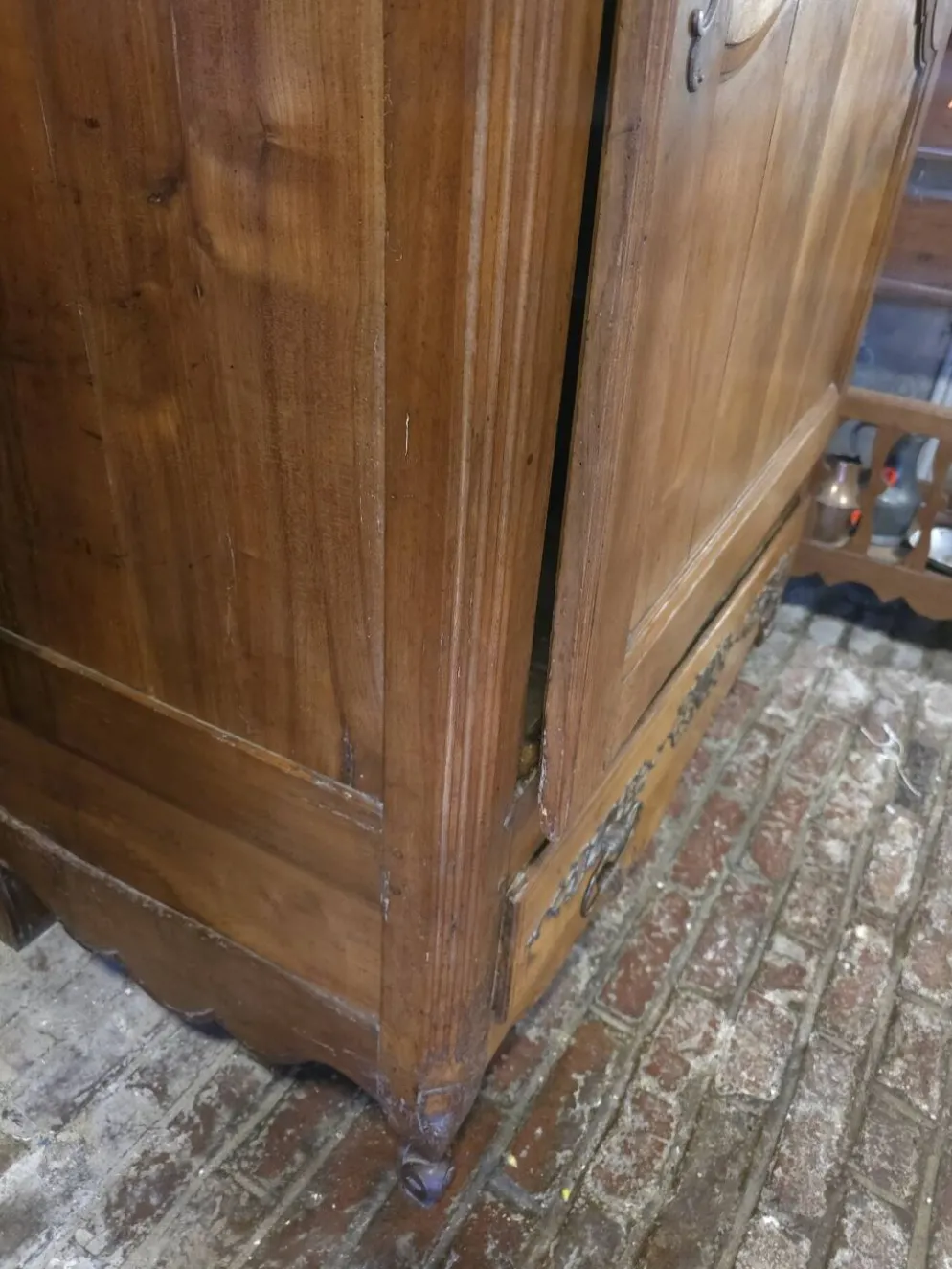 Armoire Bonnetière en noyer 18 eme