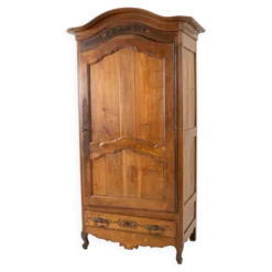 Armoire Bonnetière en noyer 18 eme