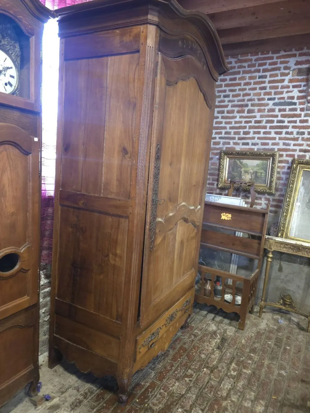 Armoire Bonnetière en noyer 18 eme