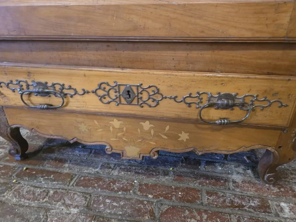 Armoire Bonnetière en noyer 18 eme