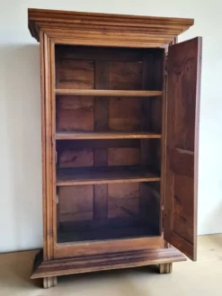 Armoire, bonnetière Louis XIII en chêne, XVIIIème s.