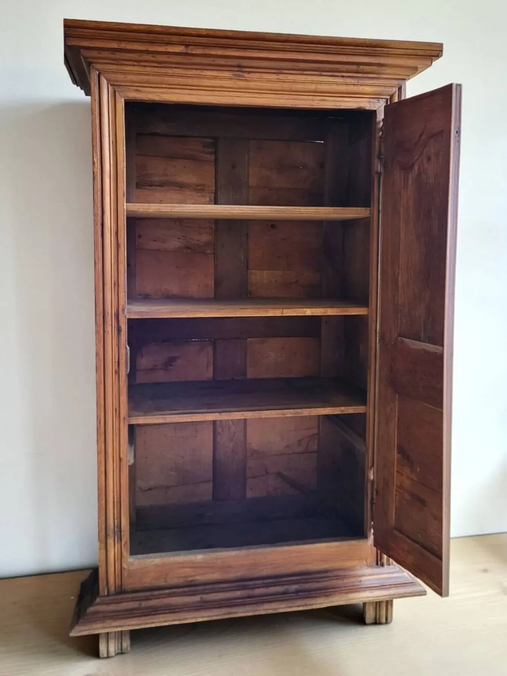 Armoire, bonnetière Louis XIII en chêne, XVIIIème s.