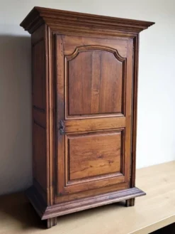 Armoire, bonnetière Louis XIII en chêne, XVIIIème s.