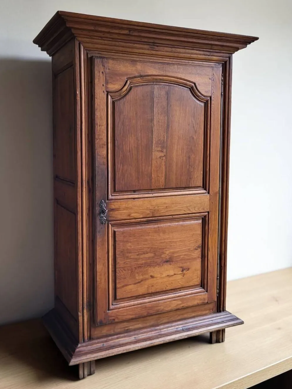 Armoire, bonnetière Louis XIII en chêne, XVIIIème s.