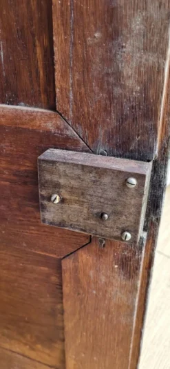 Armoire, bonnetière Louis XIII en chêne, XVIIIème s.