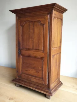 Armoire, bonnetière Louis XIII en chêne, XVIIIème s.