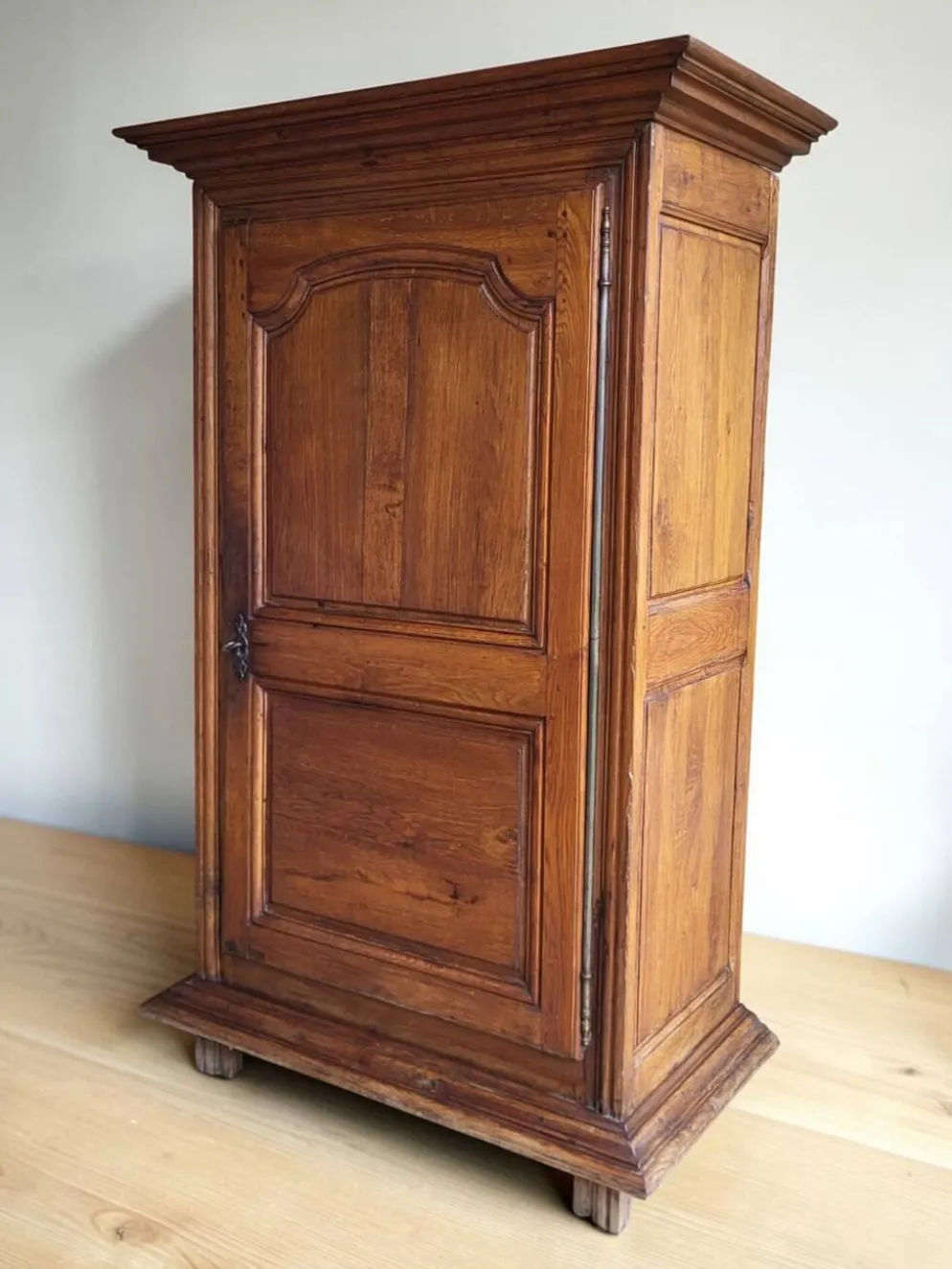 Armoire, bonnetière Louis XIII en chêne, XVIIIème s.