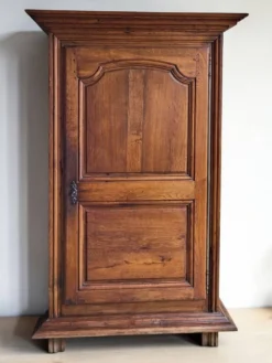 Armoire, bonnetière Louis XIII en chêne, XVIIIème s.