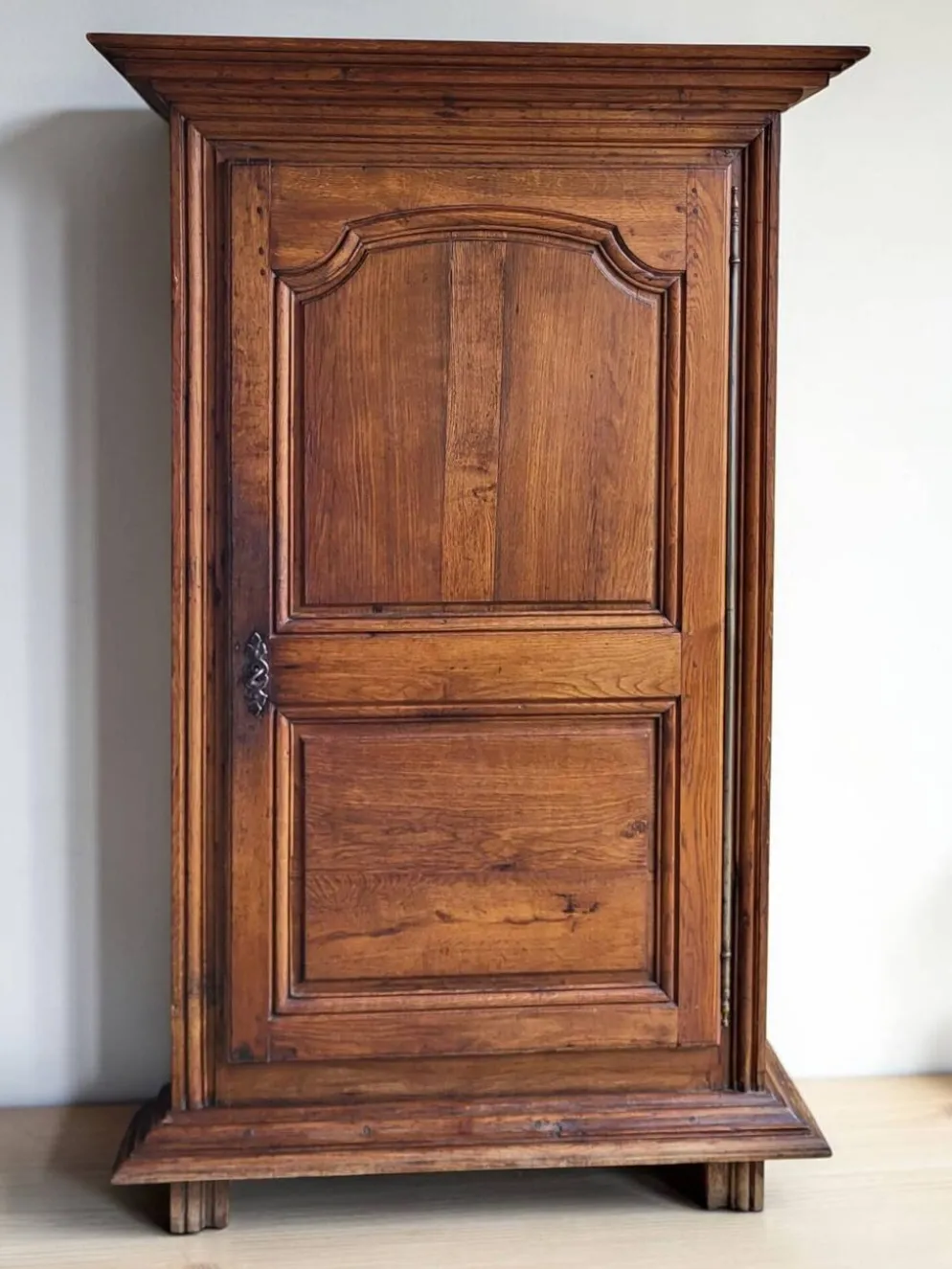 Armoire, bonnetière Louis XIII en chêne, XVIIIème s.