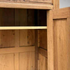 Armoire bonnetière parisienne art déco chêne brut et massif