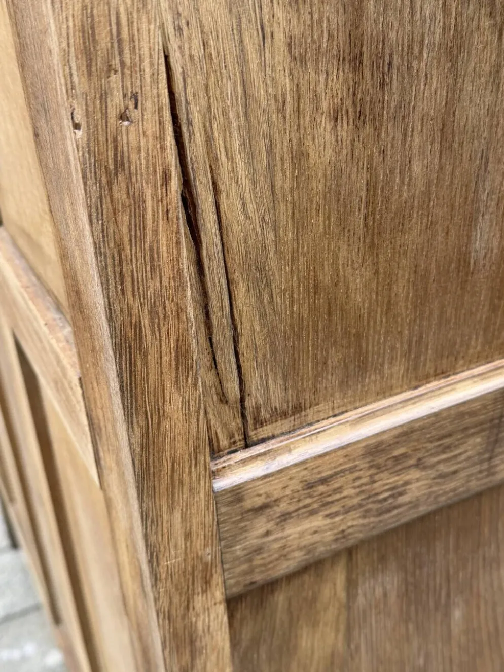 Armoire bonnetière parisienne art déco chêne brut et massif