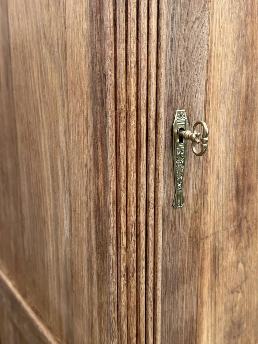 Armoire bonnetière parisienne art déco chêne brut et massif