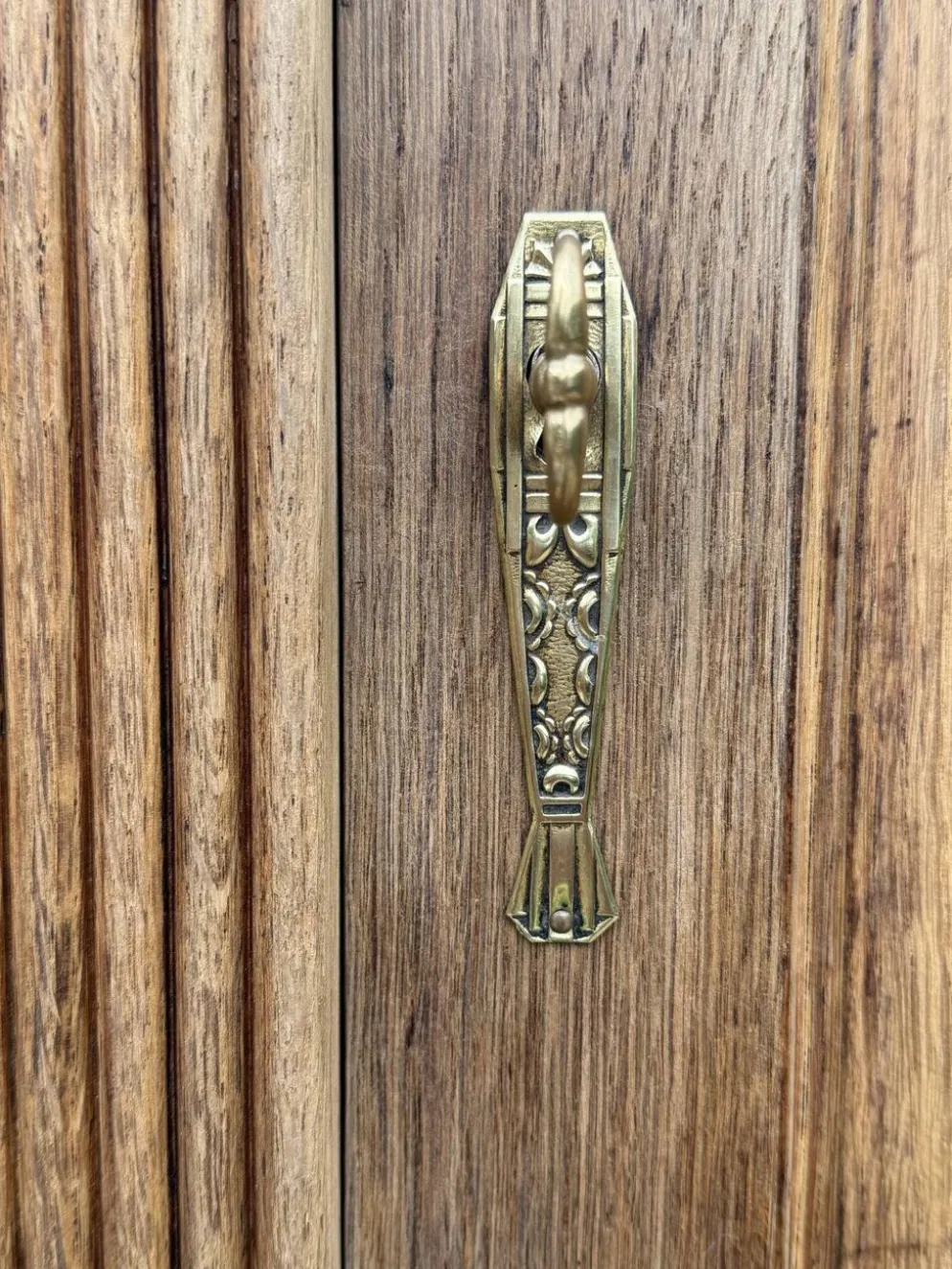 Armoire bonnetière parisienne art déco chêne brut et massif