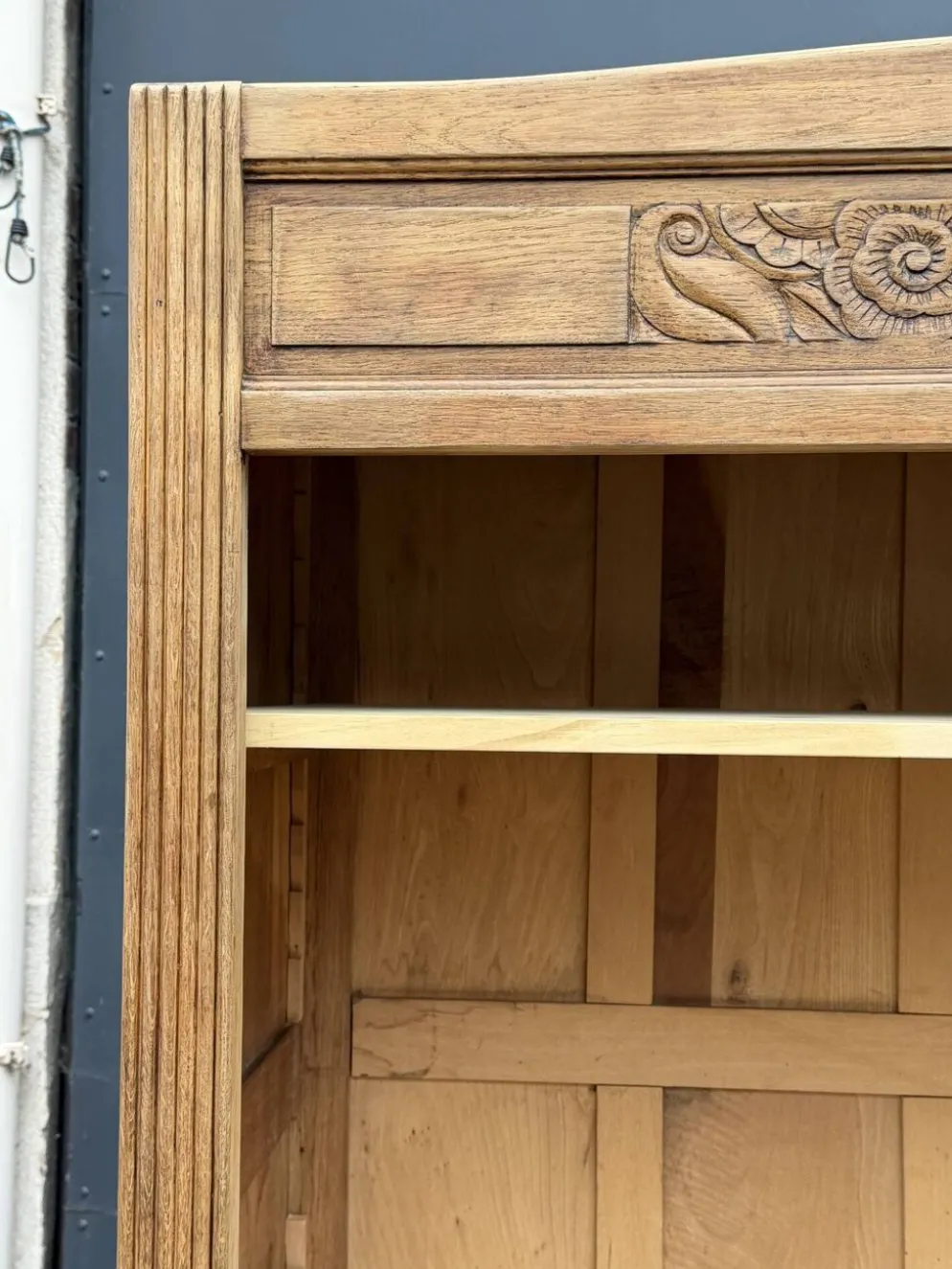 Armoire bonnetière parisienne art déco chêne brut et massif