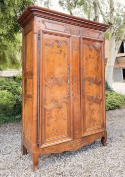 ARMOIRE BRESSANE EN NOYER DE STYLE LOUIS XV XIX EME SIÈCLE