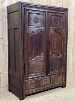Armoire bretonne XIXème en merisier, chêne et châtaignier
