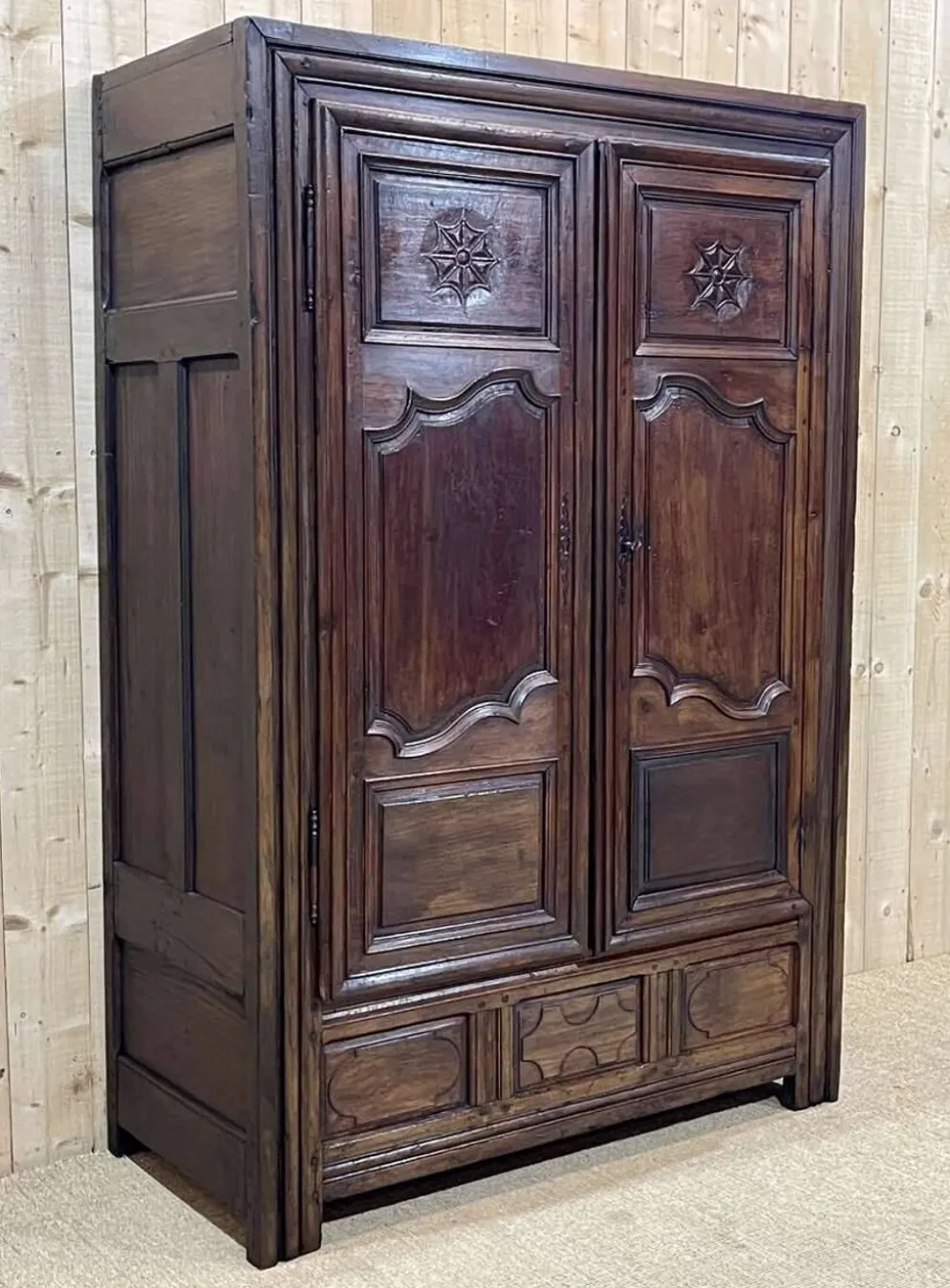 Armoire bretonne XIXème en merisier, chêne et châtaignier