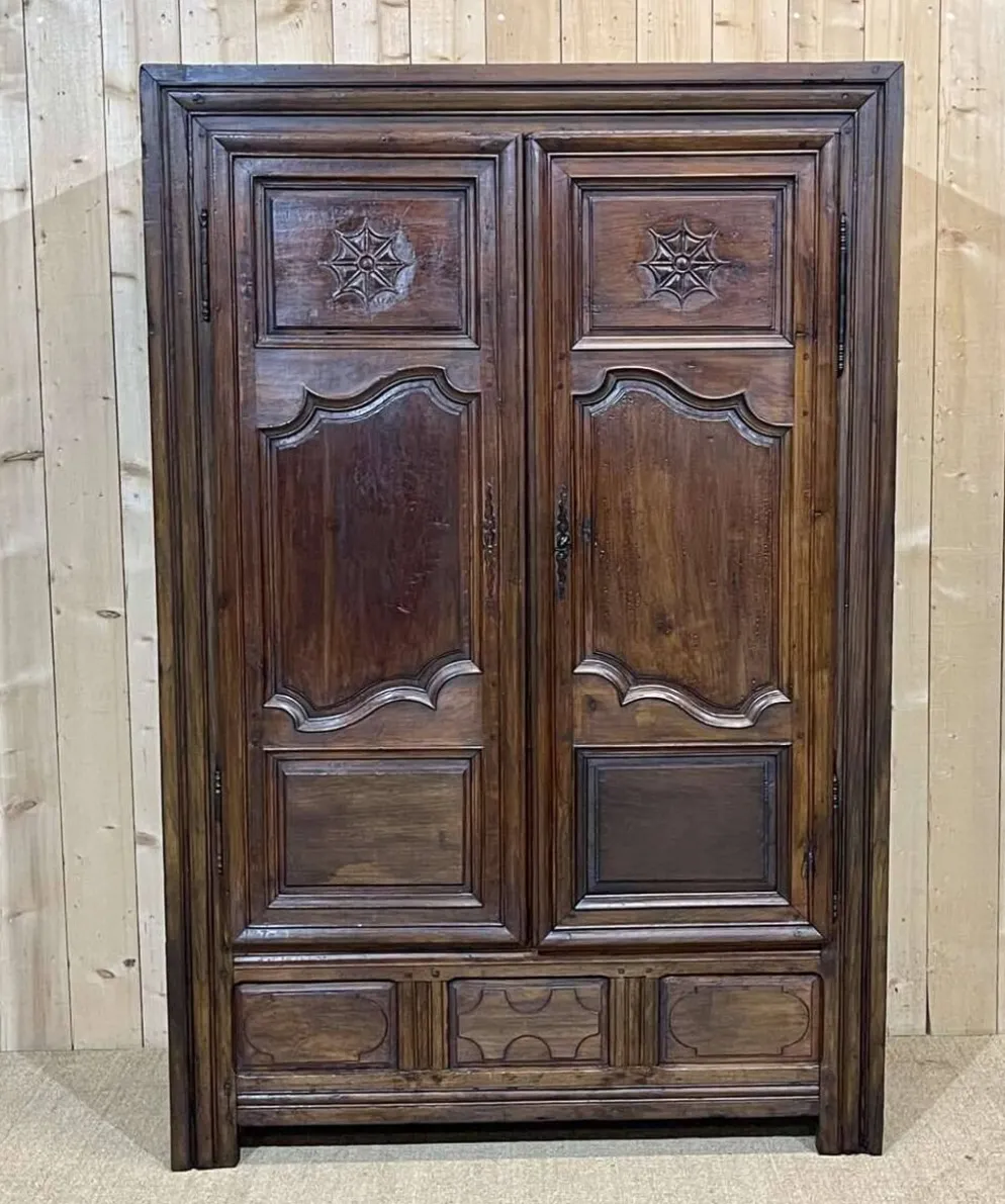 Armoire bretonne XIXème en merisier, chêne et châtaignier