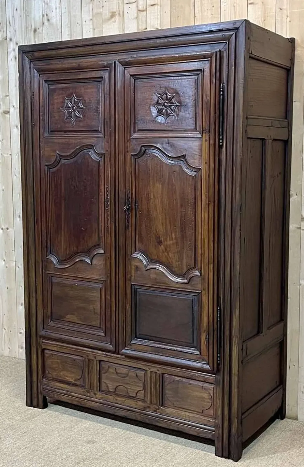 Armoire bretonne XIXème en merisier, chêne et châtaignier