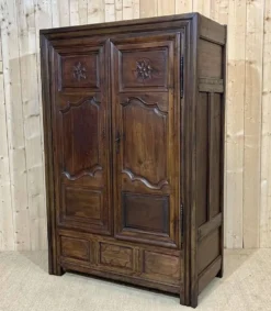 Armoire bretonne XIXème en merisier, chêne et châtaignier