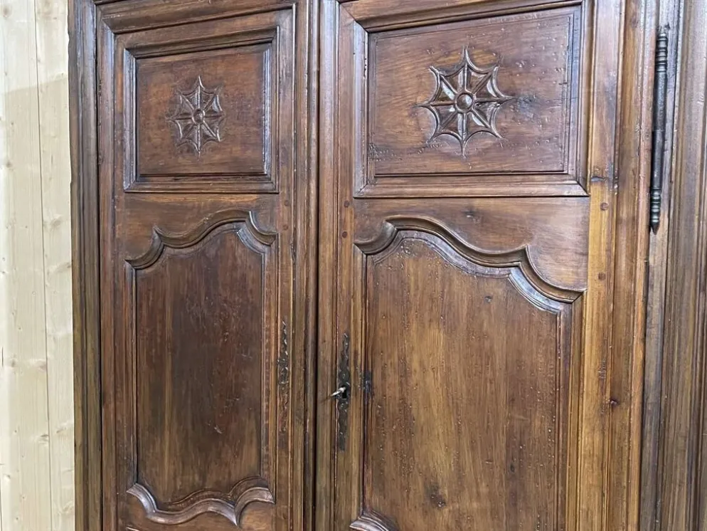 Armoire bretonne XIXème en merisier, chêne et châtaignier