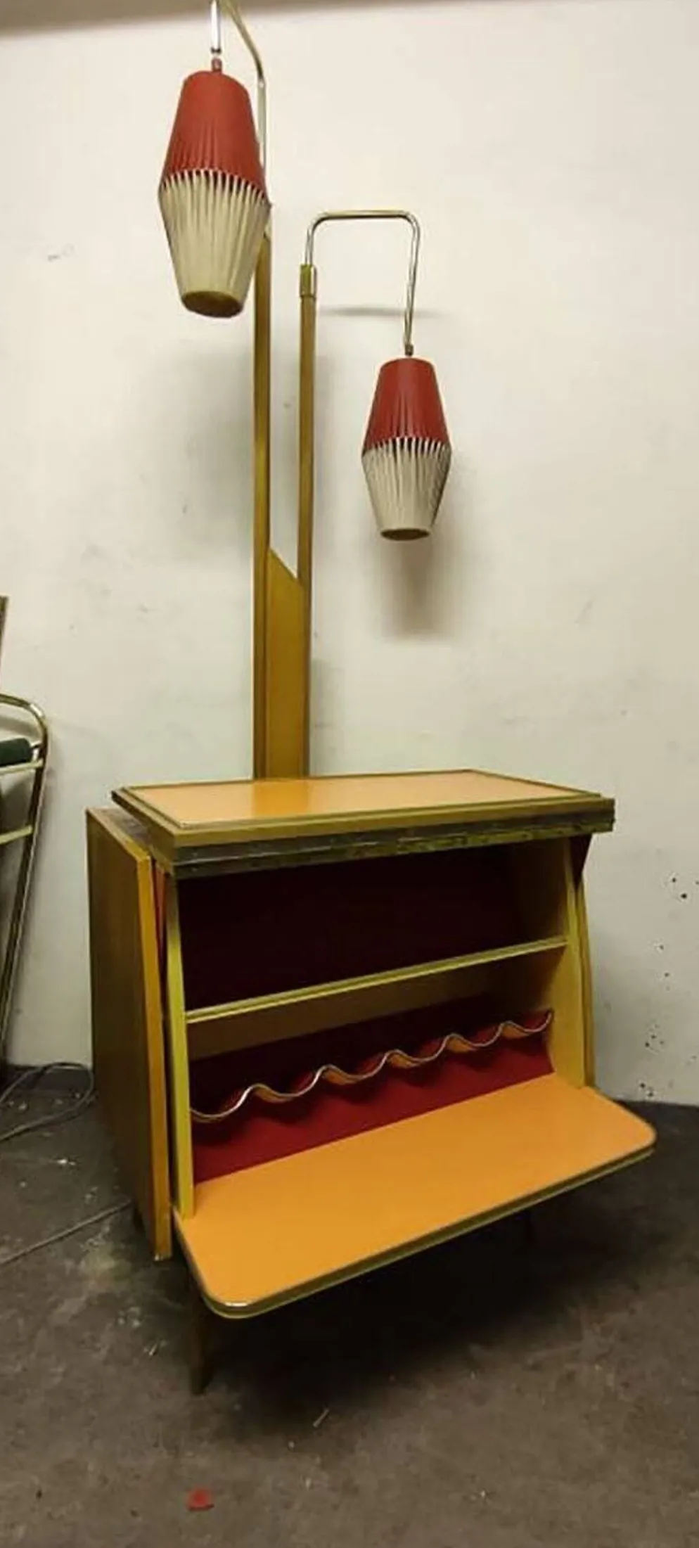 Armoire cocktail en noyer marron avec porte-lampes intégré et 2 abat-jours, 1950s