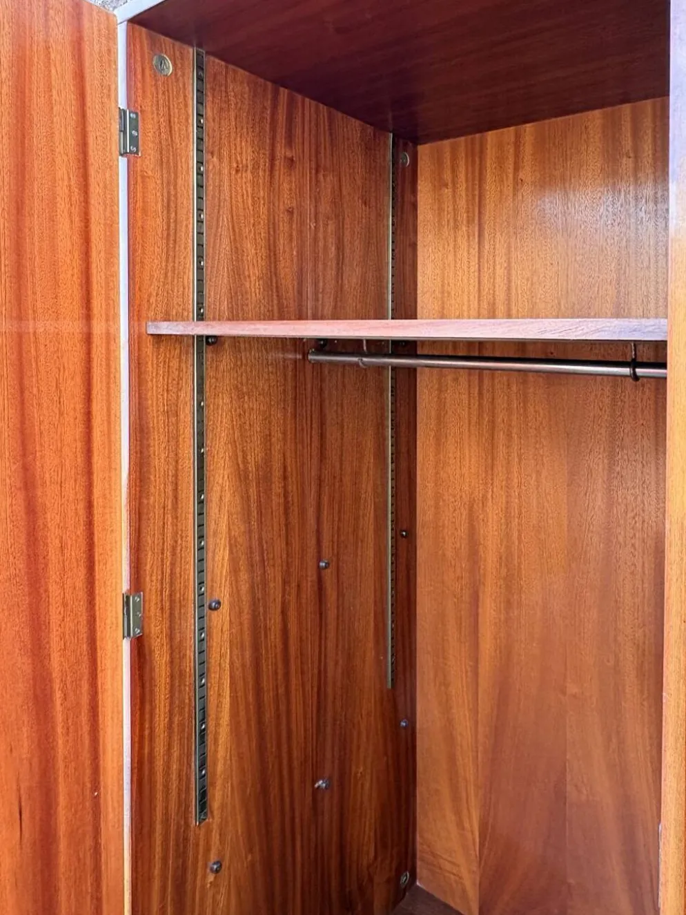 Armoire combinée vintage années 50 en acajou verni – scandinave