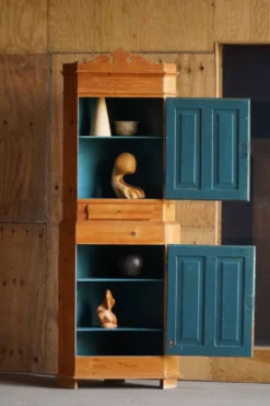 Armoire d'angle en pin ancien en deux parties, ébéniste danois, début du XIXe siècle
