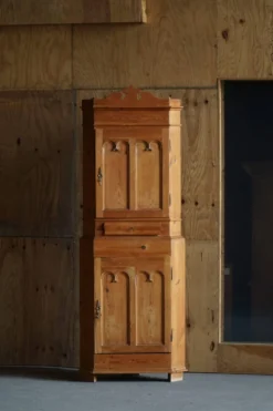 Armoire d'angle en pin ancien en deux parties, ébéniste danois, début du XIXe siècle