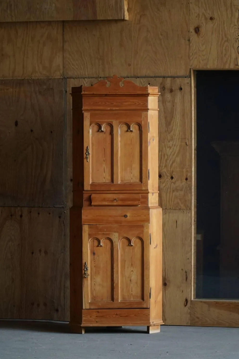 Armoire d'angle en pin ancien en deux parties, ébéniste danois, début du XIXe siècle