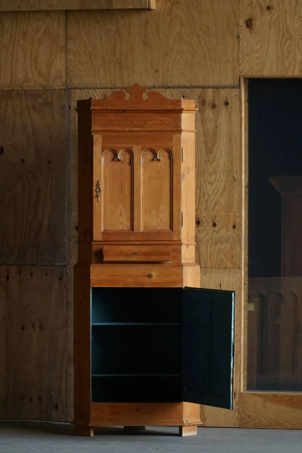 Armoire d'angle en pin ancien en deux parties, ébéniste danois, début du XIXe siècle
