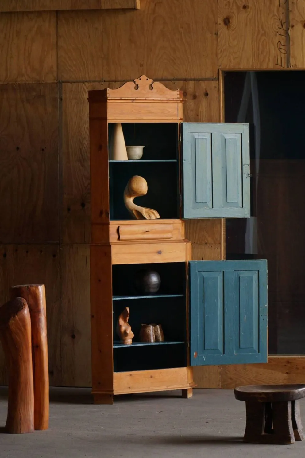 Armoire d'angle en pin ancien en deux parties, ébéniste danois, début du XIXe siècle