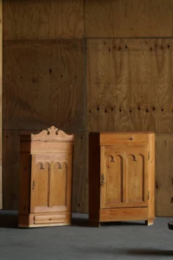 Armoire d'angle en pin ancien en deux parties, ébéniste danois, début du XIXe siècle