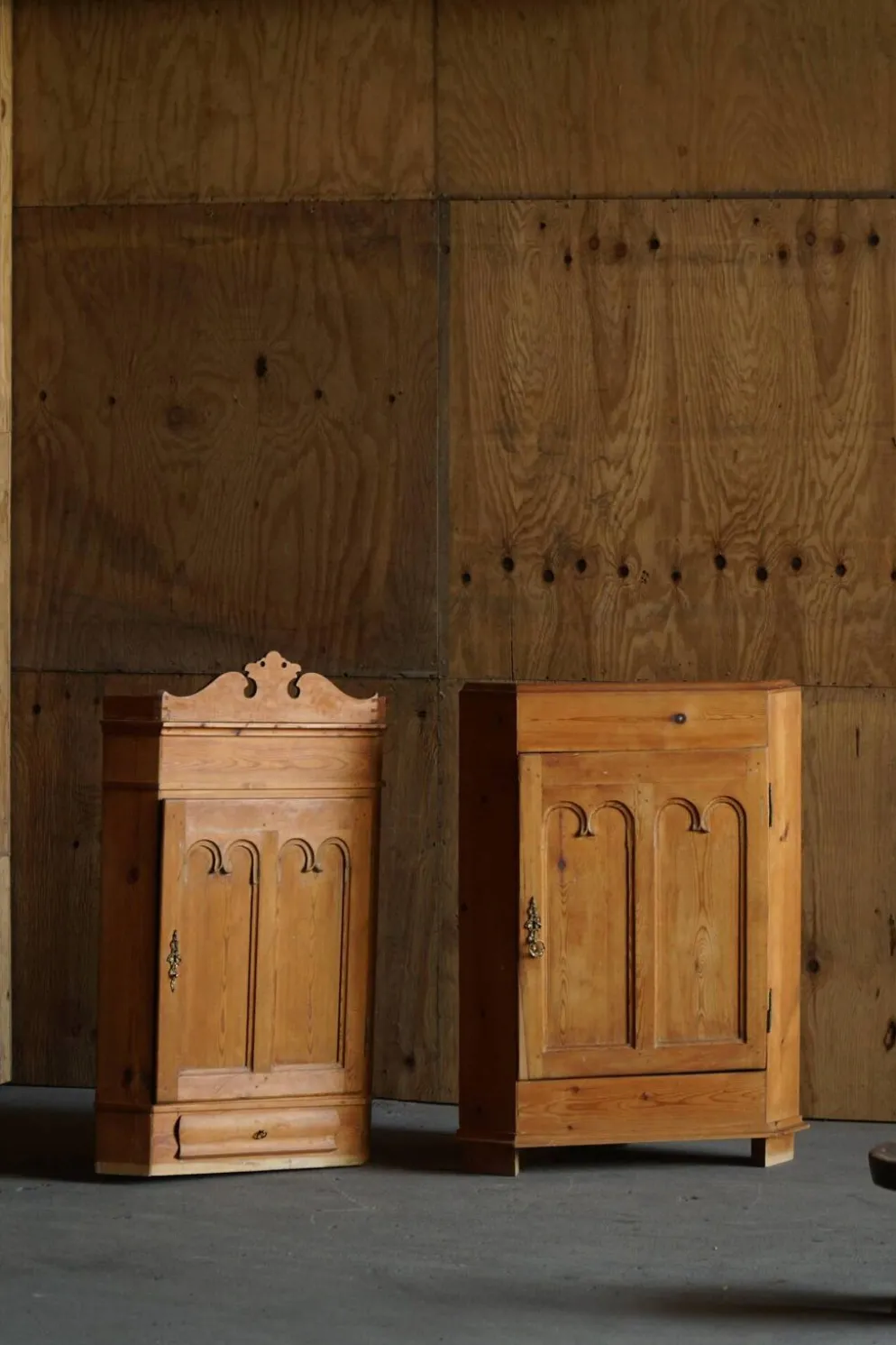 Armoire d'angle en pin ancien en deux parties, ébéniste danois, début du XIXe siècle