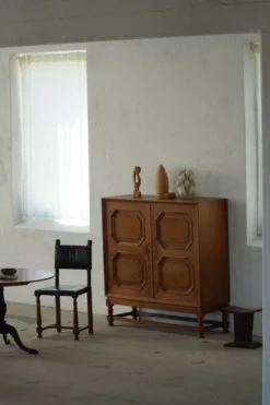 Armoire danoise classique en placage de chêne et bois de racine, années 1950.