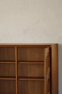 Armoire danoise classique en placage de chêne et bois de racine, années 1950.