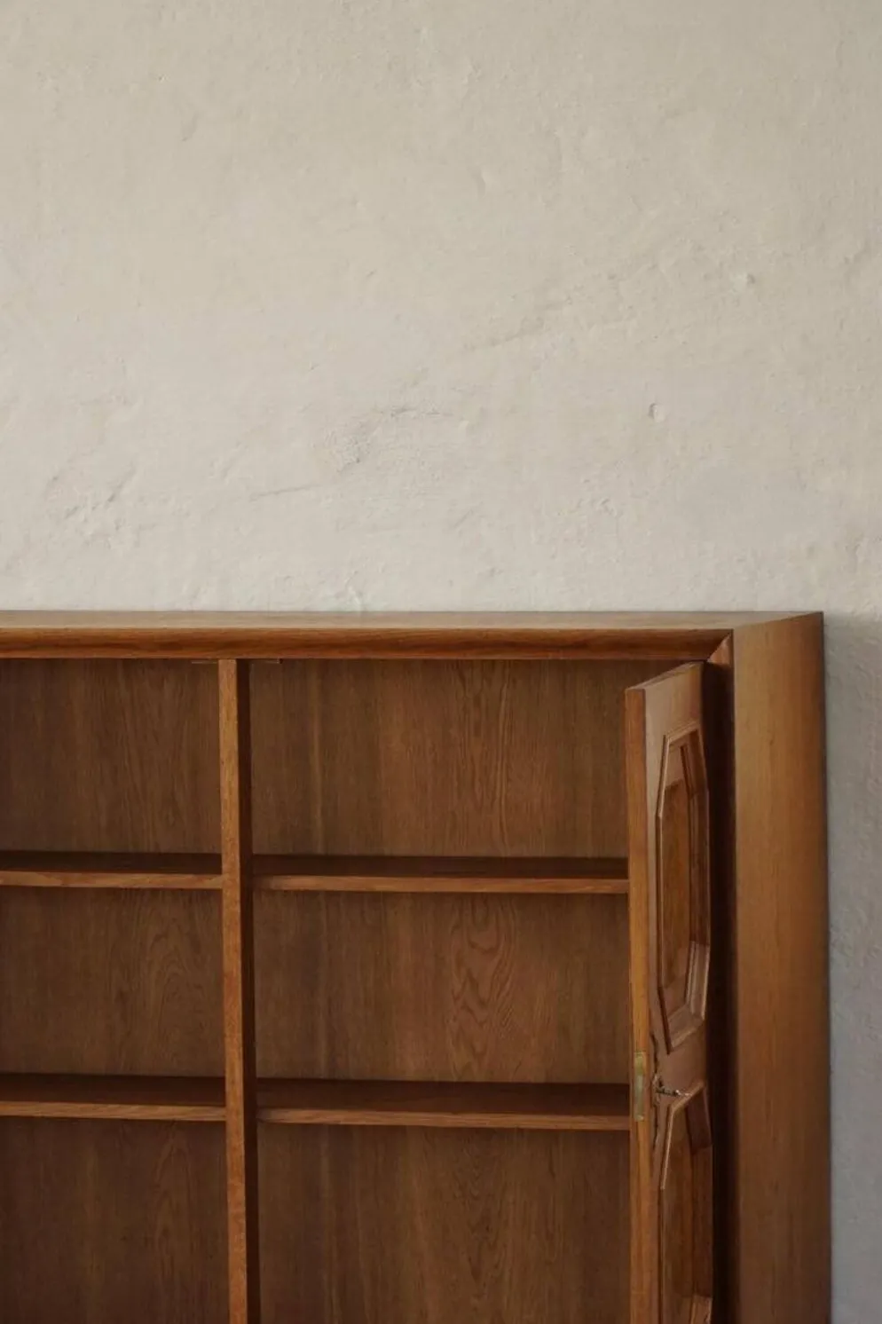 Armoire danoise classique en placage de chêne et bois de racine, années 1950.