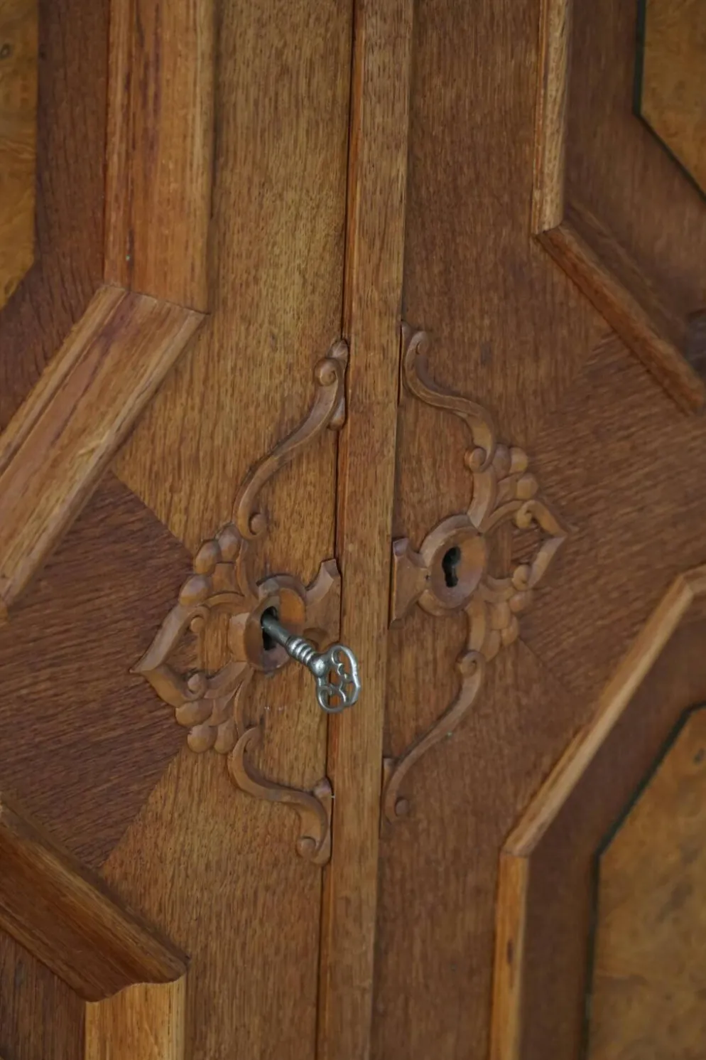 Armoire danoise classique en placage de chêne et bois de racine, années 1950.