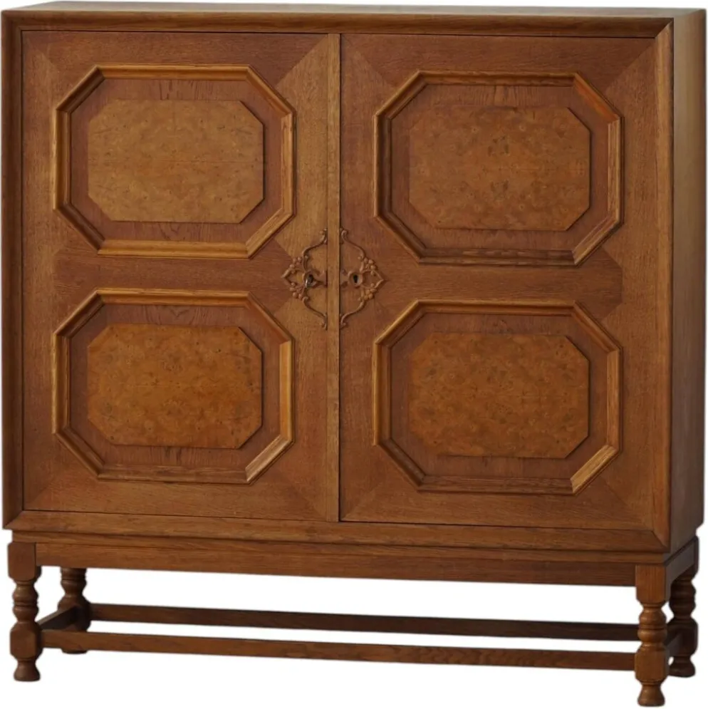 Armoire danoise classique en placage de chêne et bois de racine, années 1950.