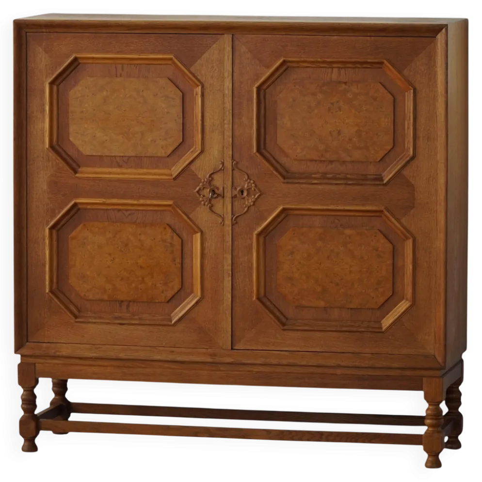 Armoire danoise classique en placage de chêne et bois de racine, années 1950.