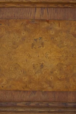 Armoire danoise classique en placage de chêne et bois de racine, années 1950.
