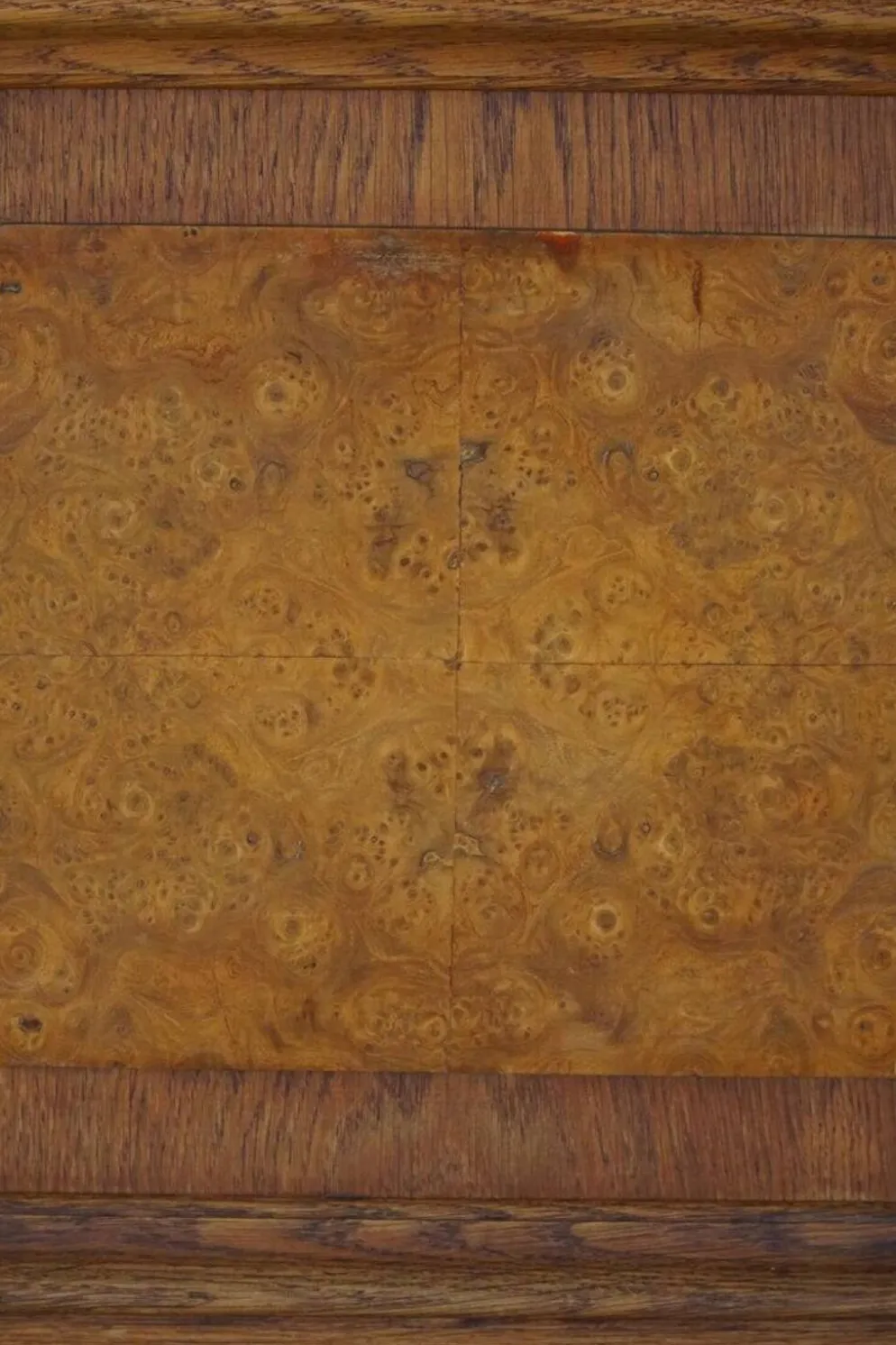 Armoire danoise classique en placage de chêne et bois de racine, années 1950.