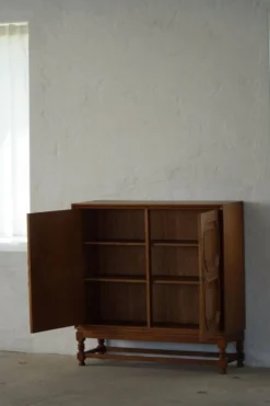 Armoire danoise classique en placage de chêne et bois de racine, années 1950.