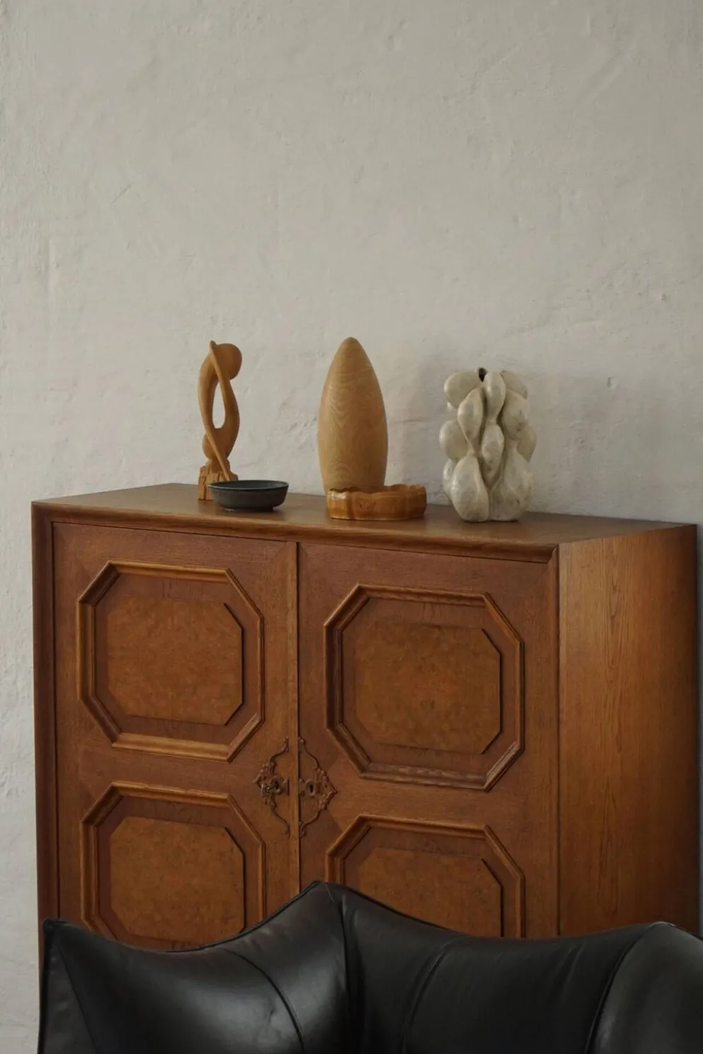 Armoire danoise classique en placage de chêne et bois de racine, années 1950.