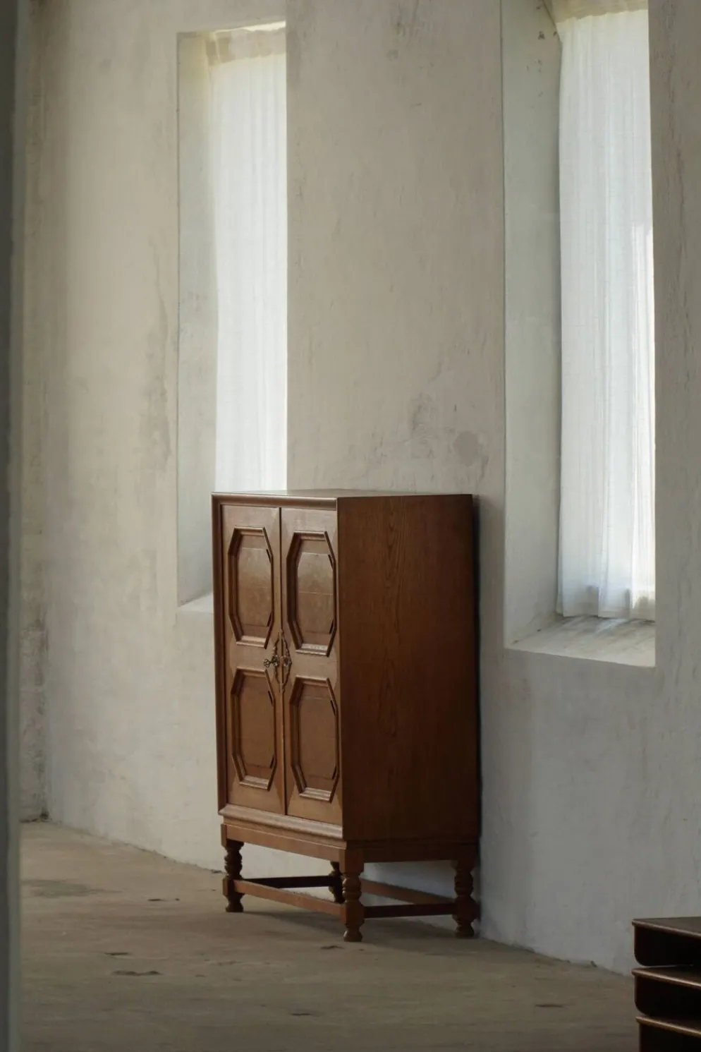 Armoire danoise classique en placage de chêne et bois de racine, années 1950.