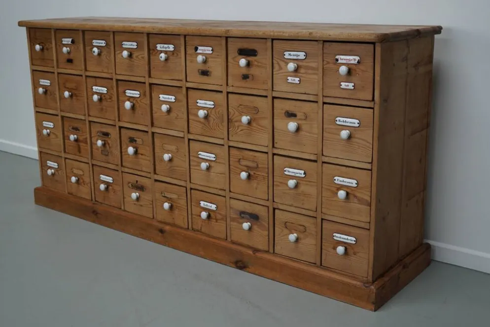 Armoire d'apothicaire allemande antique en pin avec boucliers en émail, années 1900