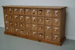 Armoire d'apothicaire allemande antique en pin avec boucliers en émail, années 1900