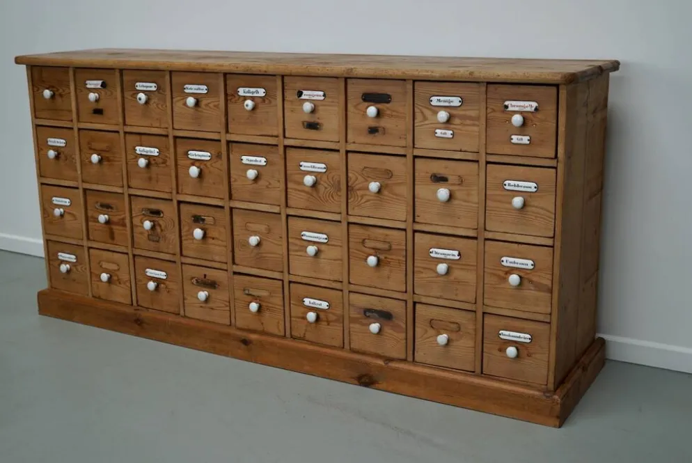 Armoire d'apothicaire allemande antique en pin avec boucliers en émail, années 1900